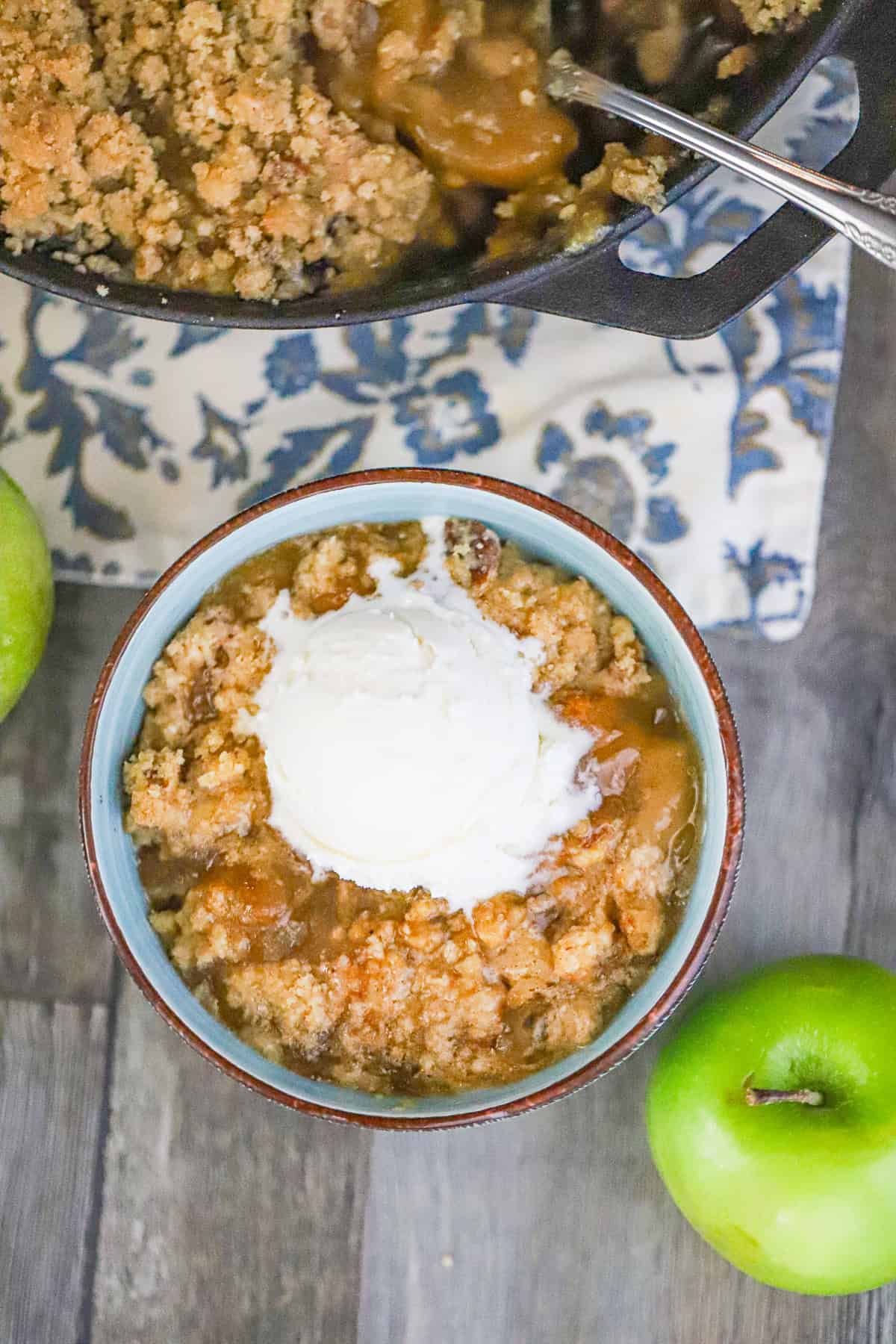 apple crisp with caramel and crumble topping