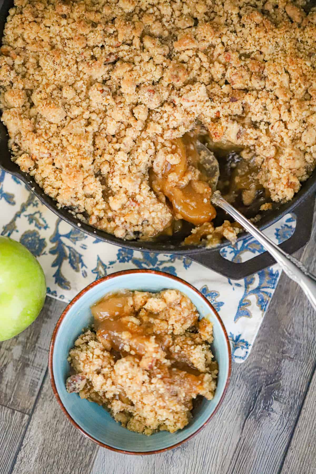 Easy Caramel Apple Crumble Crisp