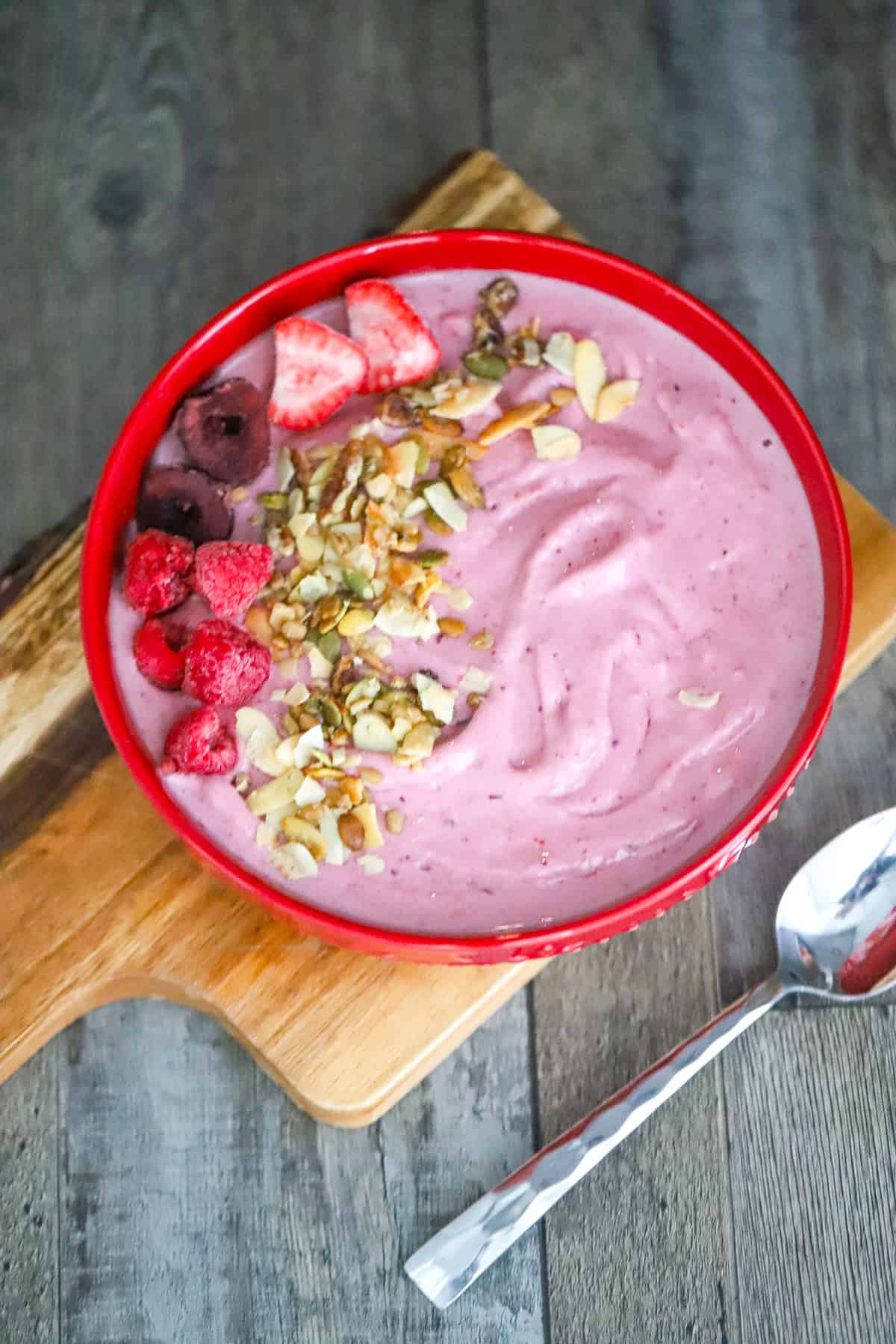 blending a smoothie bowl with berries