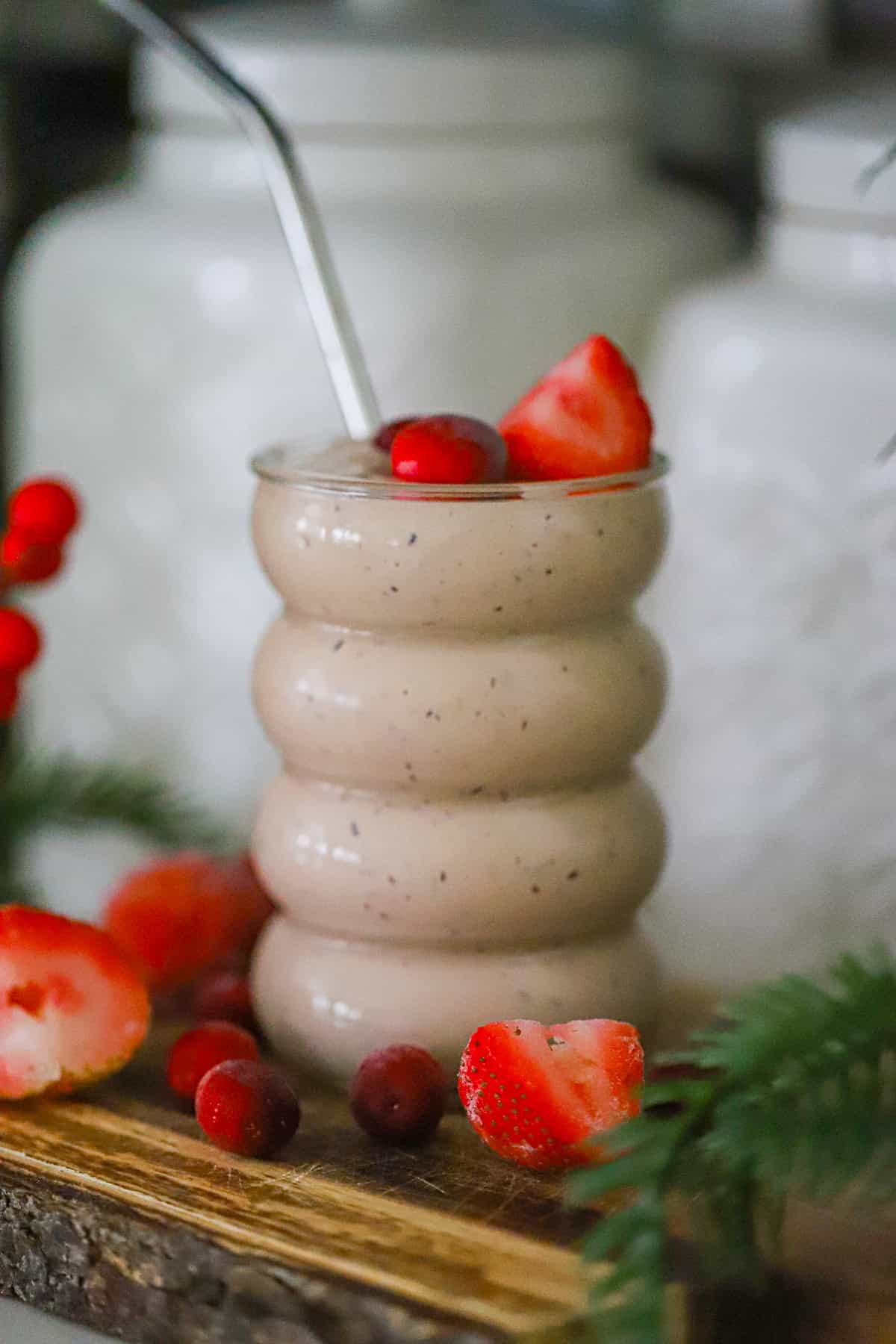 cranberry strawberry smoothie with anti-inflammatory ingredients