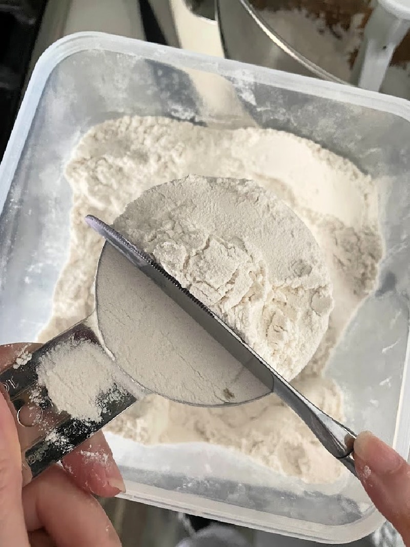 HOW TO MEASURE FLOUR