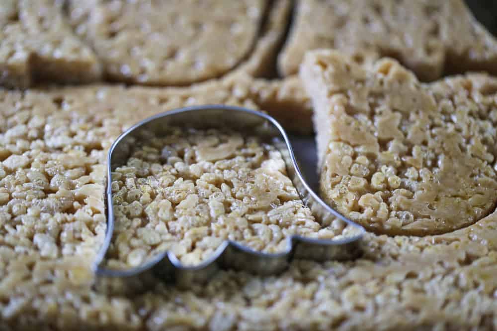 peanut butter rice krispie ghosts treats halloween no bake desserts