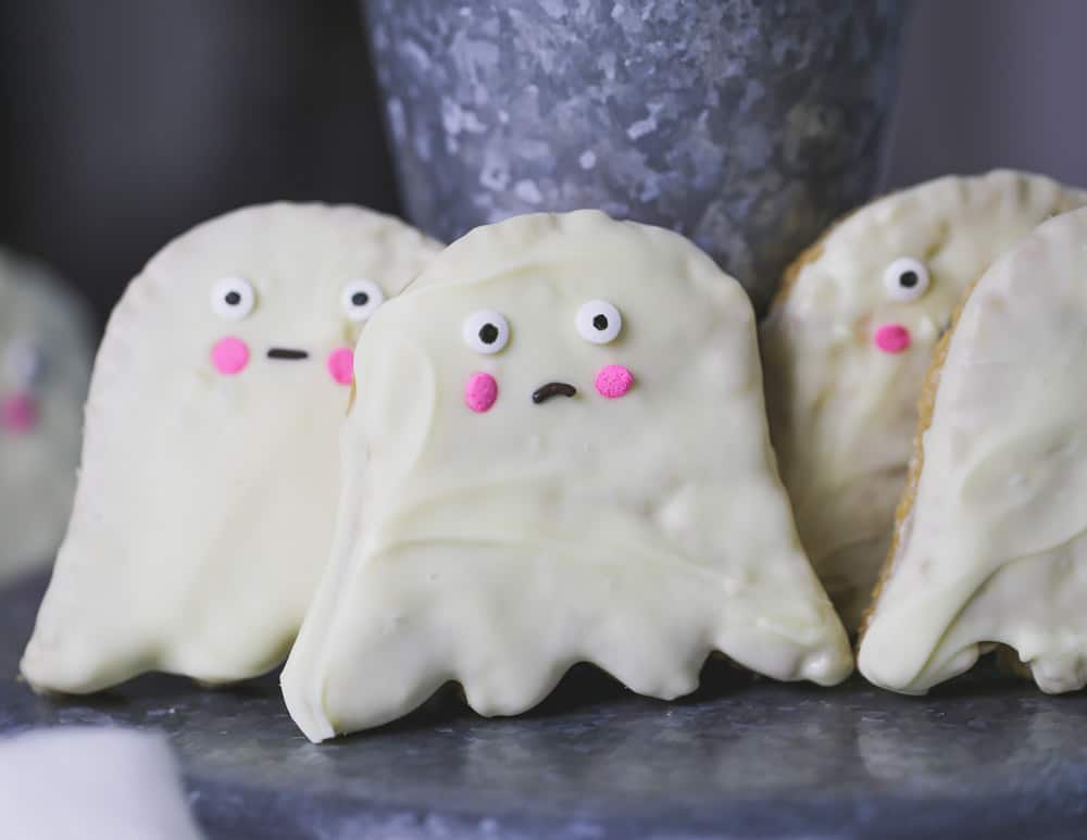 peanut butter rice krispie ghosts treats halloween no bake desserts