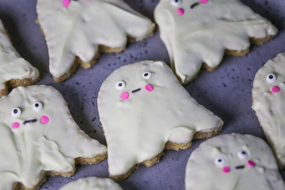 peanut butter rice krispie ghosts treats halloween no bake desserts
