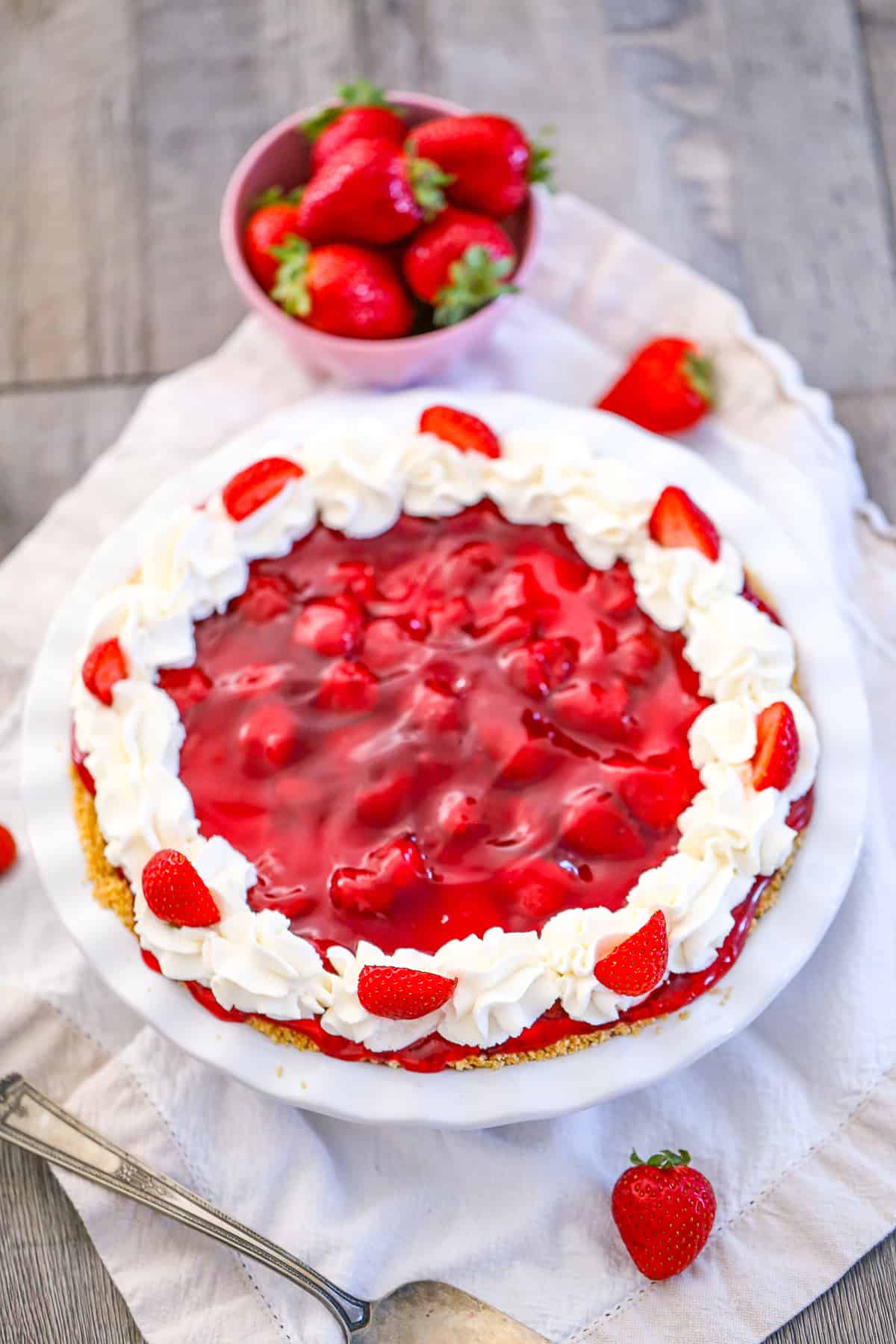 recipe for easy no bake strawberry pie with cream cheese graham cracker crust and whipped cream